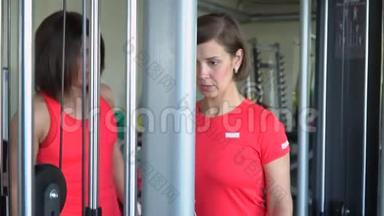 这位可爱的女士在健身工作室<strong>训练</strong>。 <strong>体育训练</strong>